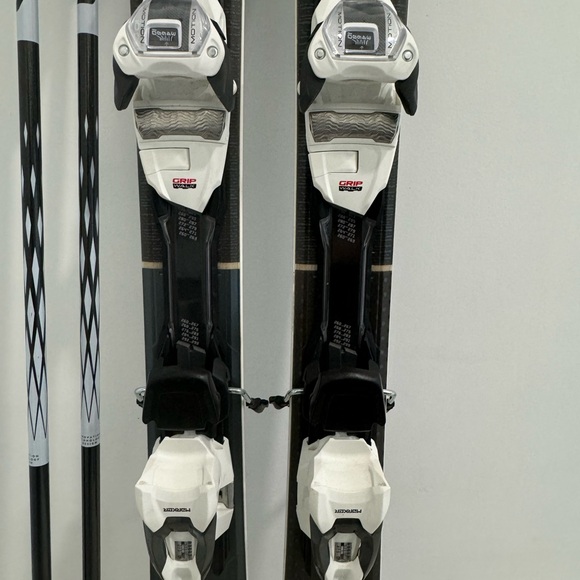 Top NOTCH Womans ski set up!! practically new bought jan2024!! Max 28hrs of use - Picture 14 of 16